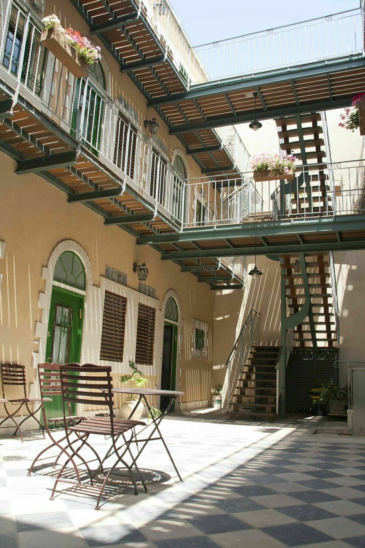 The Market Courtyard - Jérusalem